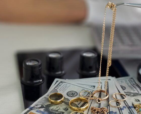 Bargeld und Goldschmuck am BER nicht angemeldet: Was Reisenden droht